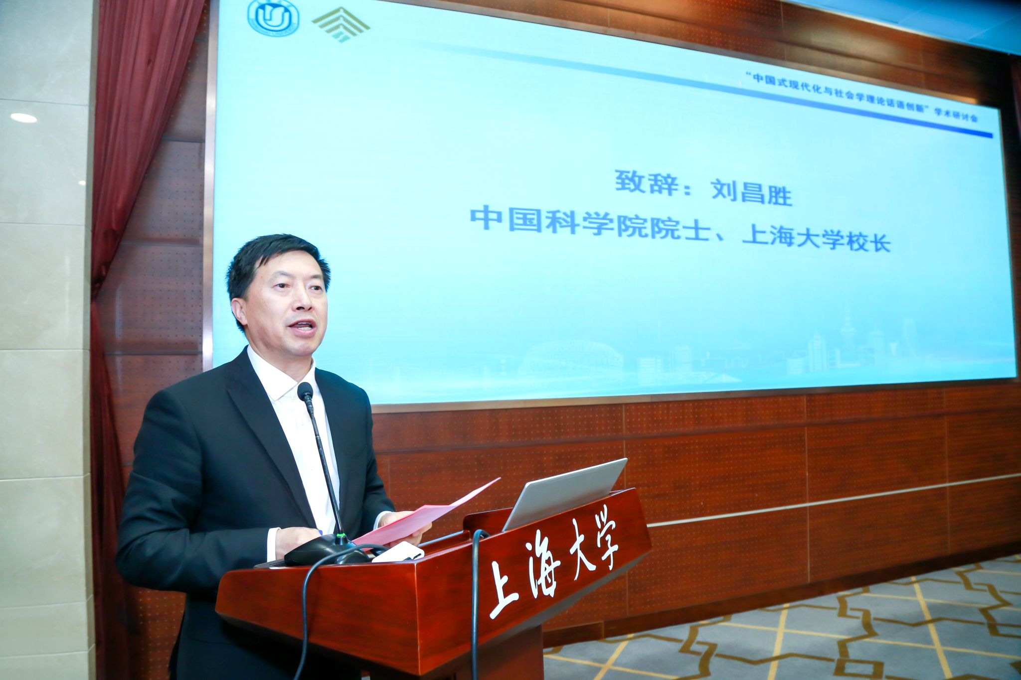 刘校长-照片.jpg 刘校长-照片.jpg